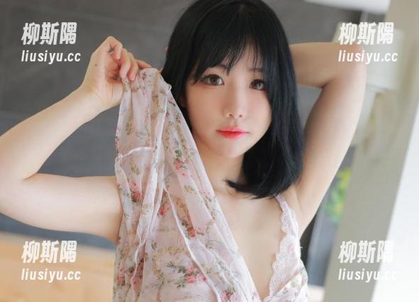 在线发现Addielyn(에디린)，空姐变身，看看这柔软的模样和绝佳的姿态，真让人想要多看几眼。