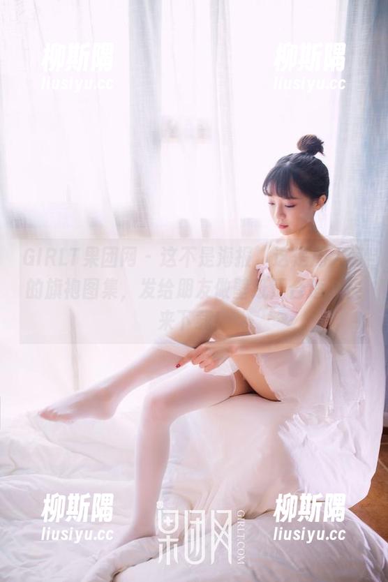 GIRLT果团网 - 这不是海报，这是周大萌的旗袍图集，发给朋友做壁纸正合适，快来下载！