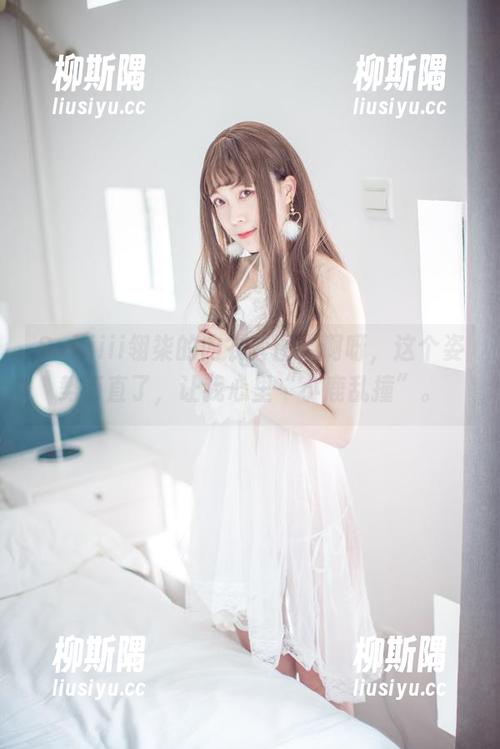Sakiiii翎柒的内衣套图，啊呀，这个姿势简直了，让我心里“小鹿乱撞”。