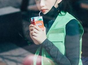 Sonson(손손)的围裙cos，真的很萌，但我想说，这图片是哪个机智的摄影师拍的？