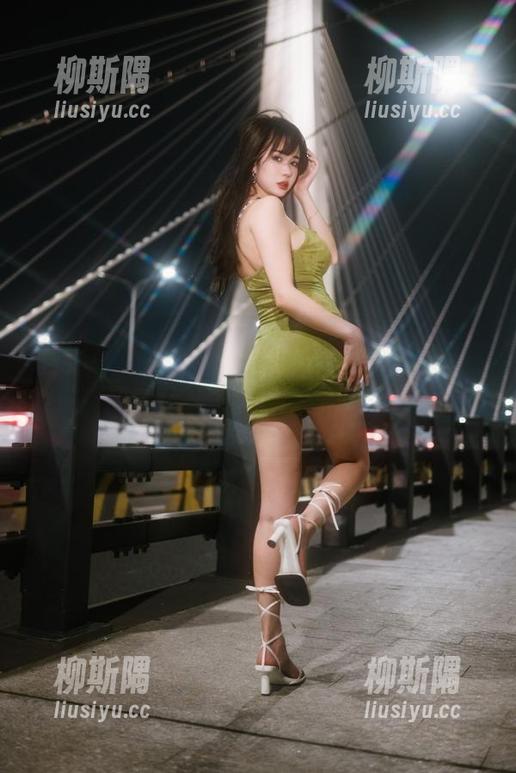 就连Tina很妖孽呀都敢挑战透明，最新精彩套图完美诠释“大胆”的缘由，真有趣！