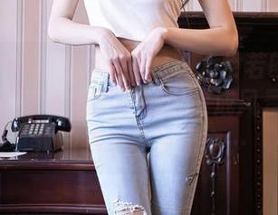Xiuren秀人网 – 在MODEL伊若的厨娘写真集里，你会发现厨房也能成风景，只是我脑袋里全是配方…