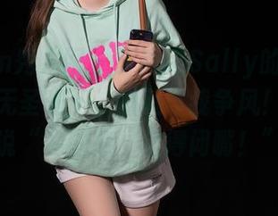 Xiuren秀人网 – 夏诗诗Sally的天台写真秀：无圣光下，微风与我争风！我只想说“冷静点，记得闭嘴！”