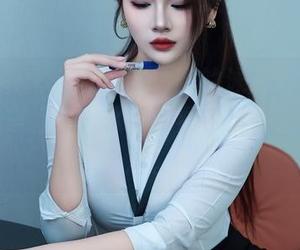 Xiuren秀人网 – 萌白酱的泳池秀：原图与写真集组合，水花四溅中透露出的小尴尬。