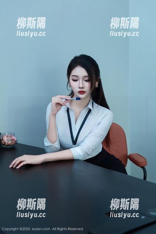 Xiuren秀人网 - 萌白酱的泳池秀：原图与写真集组合，水花四溅中透露出的小尴尬。