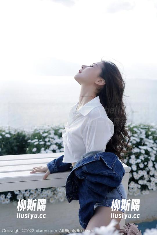 Xiuren秀人网 - 陈巧蓓isabella制服系列，图片是对抗单调的一剂良药。