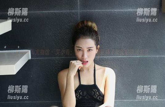 YouWu尤物馆 - 艾小青：当一张写真变成了女王的统治宣言