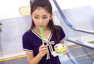 aiss – 每个姿势都在说话，欣杨的瑜伽美图，下载一份带回家吧。