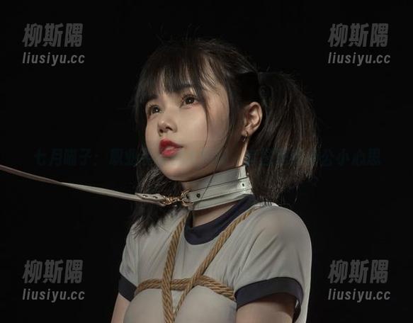 七月喵子：职业装私拍大揭秘，套图里的办公小心思