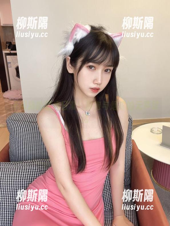 不呆猫的图库日常：旗袍与烟雾的无声对话