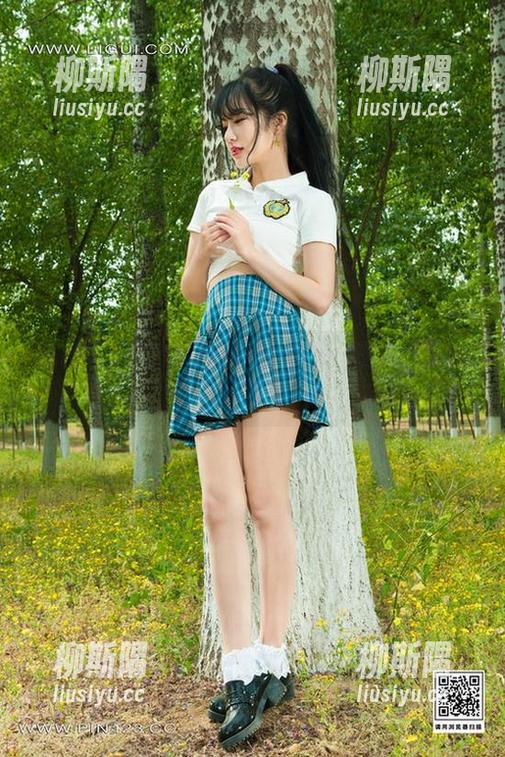 丽柜 - 这才是雪糕最新写真：洗车现场的专业秘书风范！