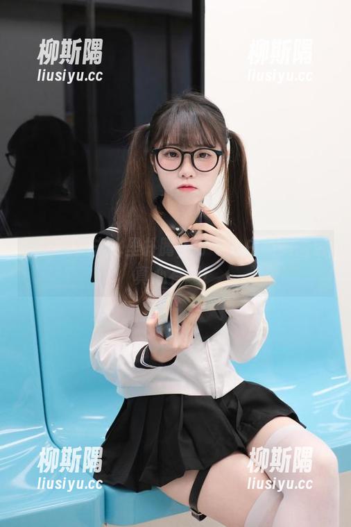 跟着兔兔去水里扑腾，可可小白兔的图包真心有趣！