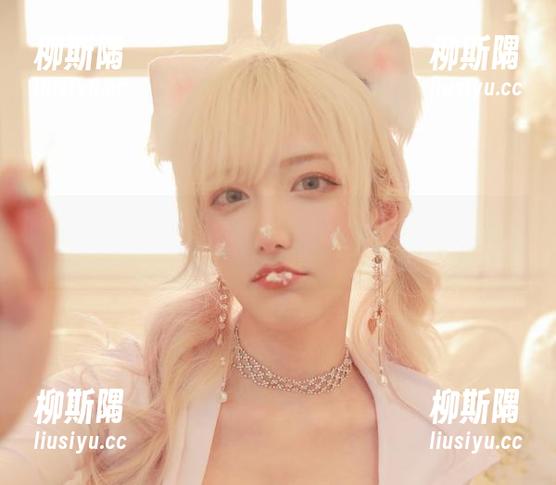啾小妍Deer的眼镜私拍：乱入的镜框和偶尔的可爱