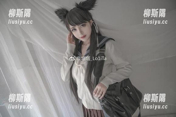 每张壁纸都有千言万语，看看塔塔_Lo1iTa的秘书风范吧