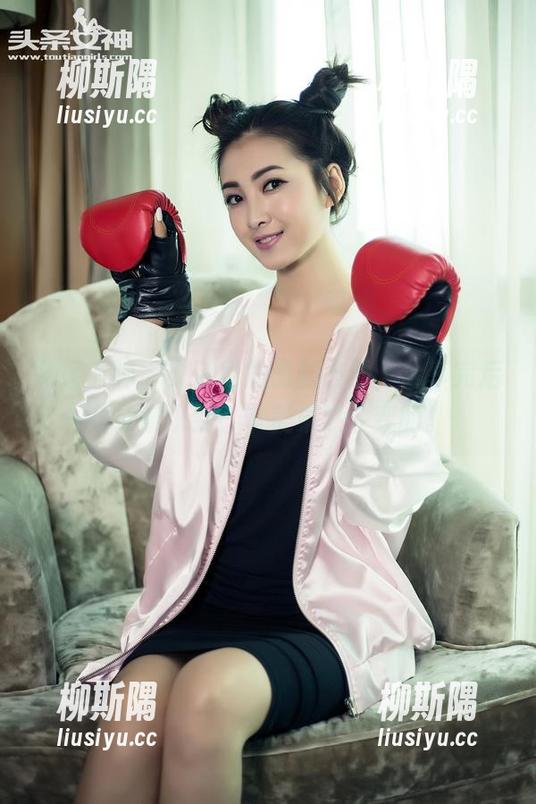 头条女神 - 艾静香的最新校服，分享完后我才意识到，审美果然会变的。