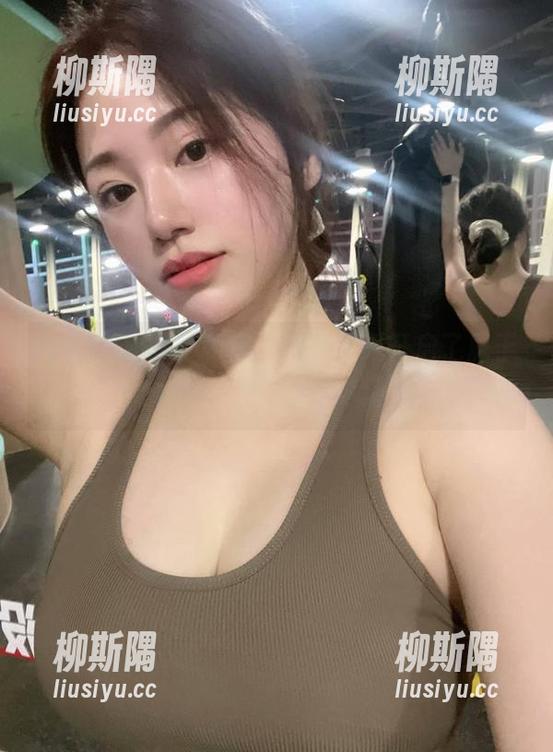 微密圈 - 鲜红私房，奶宝妹纸开启了属于她的“色”彩合集。