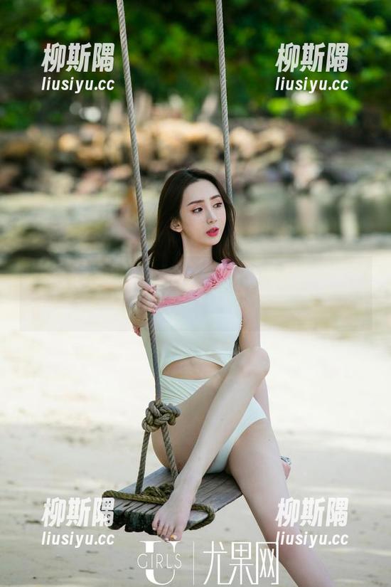 尤果网 - 白色的球球，私拍写真中的摩登与复古