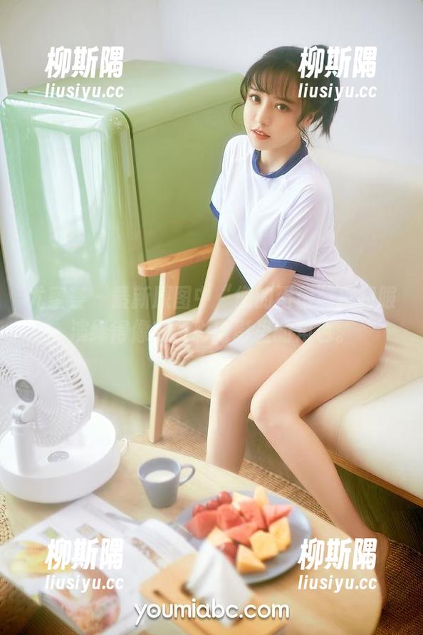 尤蜜荟 - 最新原图中“您的蛋蛋”把和服演绎得像在多彩电影里的角色。