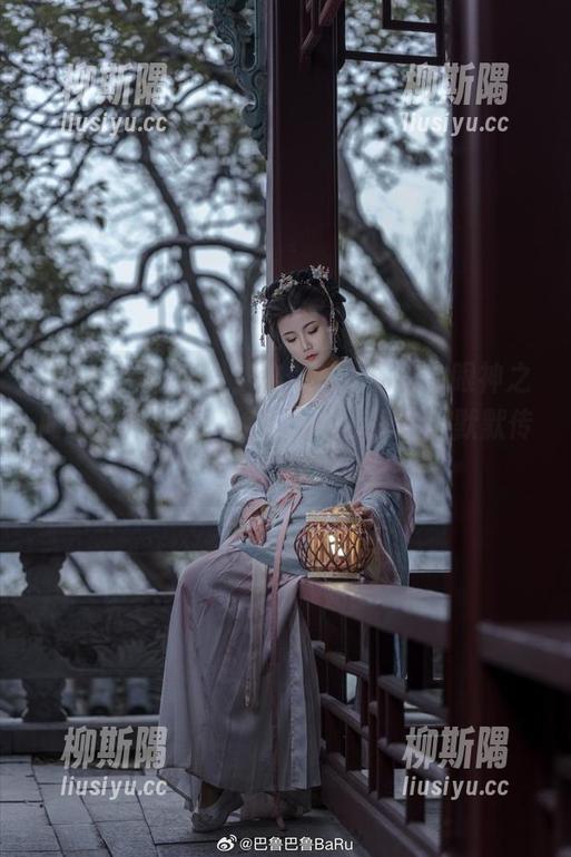巴鲁巴鲁BaRu，这件皮衣和我的眼神之间的那种默契，绝了！照片把这份默默传达全记录了。