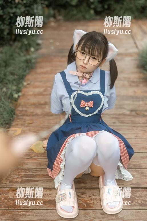 享受幼水铃衣的小猫猫，下载她的图像巴赫！