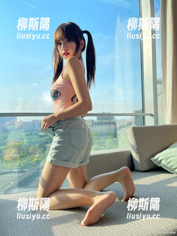 微密圈 - 油亮黑丝制服，张思允的美图就像冬天的热汤，暖到心窝