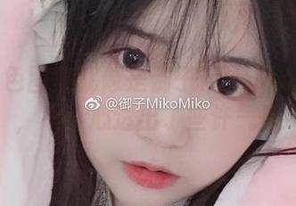 这组白色图集就像是御子Yumiko的私房，不小心透出了些许气息