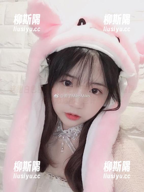这组白色图集就像是御子Yumiko的私房，不小心透出了些许气息