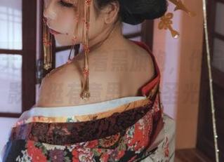 无颜小天使wy穿着黑旗袍，作品里的光影也挺有意思，没圣光。