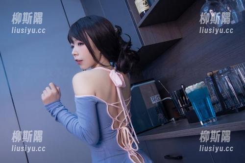 “看，谁又不想加班？”无颜小天使wy的写真像是在与我们玩躲猫猫。