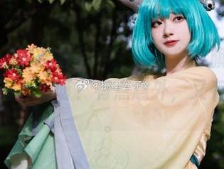 桃墨公子的这套写真，吸血鬼与旗袍，这画风是怎样的呀？有点意外，又有点好奇。