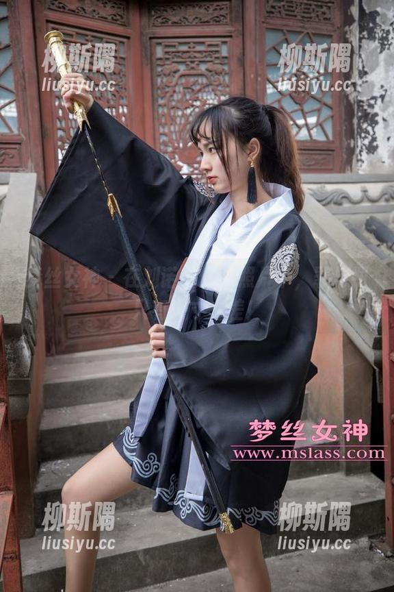 梦丝女神 - 在刘诺的修女照片中，罪与罚只有一寸之差！