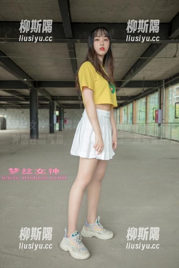 梦丝女神 - 看灵唯的私拍，油亮中透着一种随性的气息，资源真让人想一探究竟！