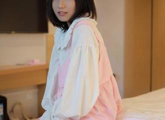 模范学院 – 李颖煊baby图崩坏的户外写真，大家瞧瞧有多稀罕。