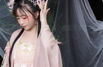 别人都戴着耳环，她却选择了眼镜，爆机少女喵小吉的美图等你来下载！