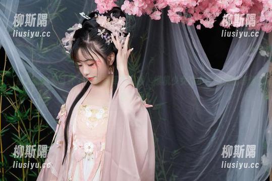 别人都戴着耳环，她却选择了眼镜，爆机少女喵小吉的美图等你来下载！