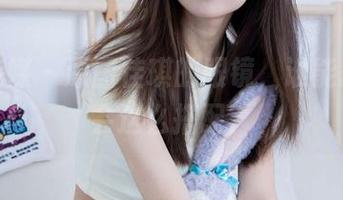 物恋传媒 – 原图佳琪的眼镜，谁能想到她会这么搭配？