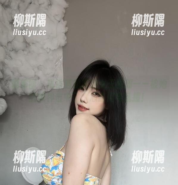 微密圈 - 琳铛铛的高清女王图册——被她的眼神击中了，心脏闪电乱撞！