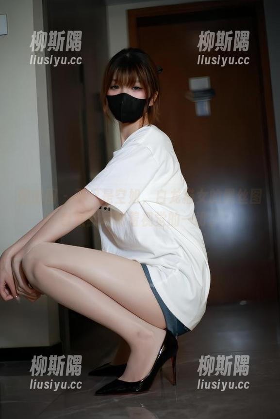 微密圈 - 不只是空姐，白龙猫女的黑丝图包默默勾动着视觉的一切。