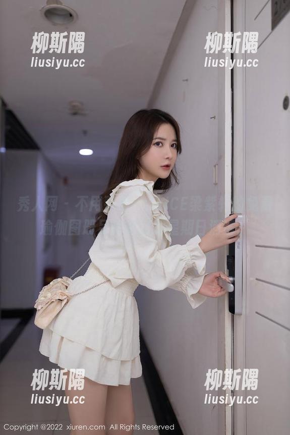 秀人网 - 不用买票，ALICE梁紫轩的免费瑜伽图册足够做我的星期日消遣。