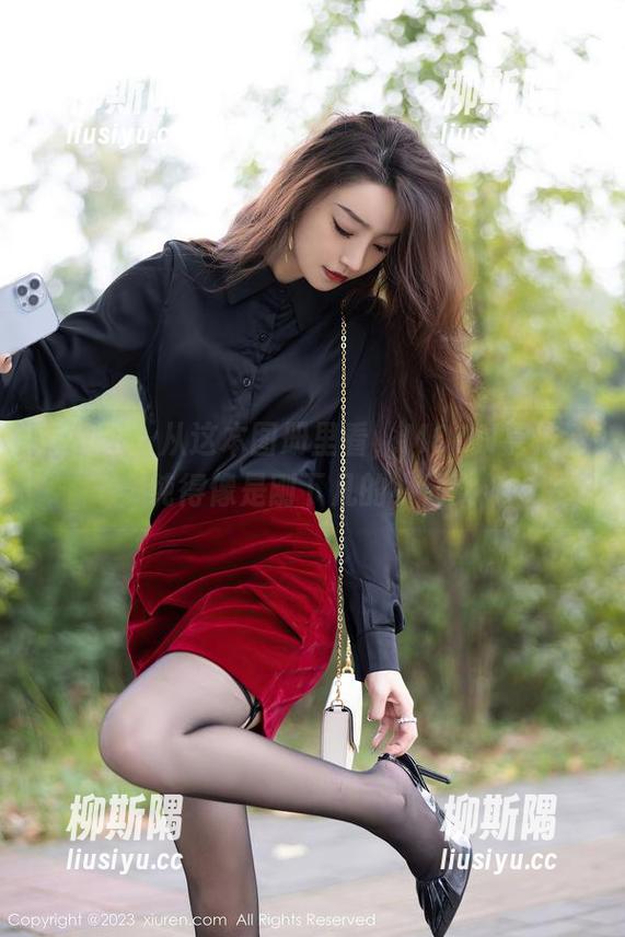 秀人网 - 从这本图册里看，MOON嘉依清纯得像是刚下凡的小仙女