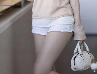 秀人网 – 顾楚楚Maily在教室，更新一组让人怀疑人生的图片！这课能不上吗？