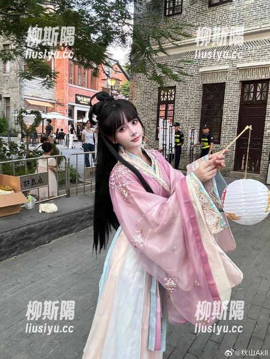 镂空的烦恼与秋山AkI的私拍合集：不过是一些不那么直接的暗示嘛。