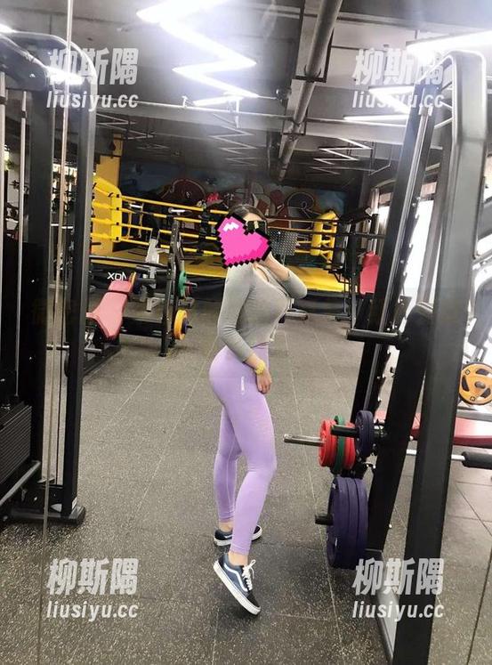 微密圈 - 紫色哒豚豚的写真集：红色到底有多热？