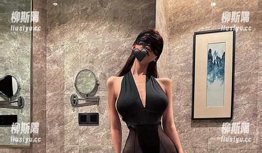 微密圈 - 作品里的脸红Dearie，原图和微博就像两颗百合花，在对视。