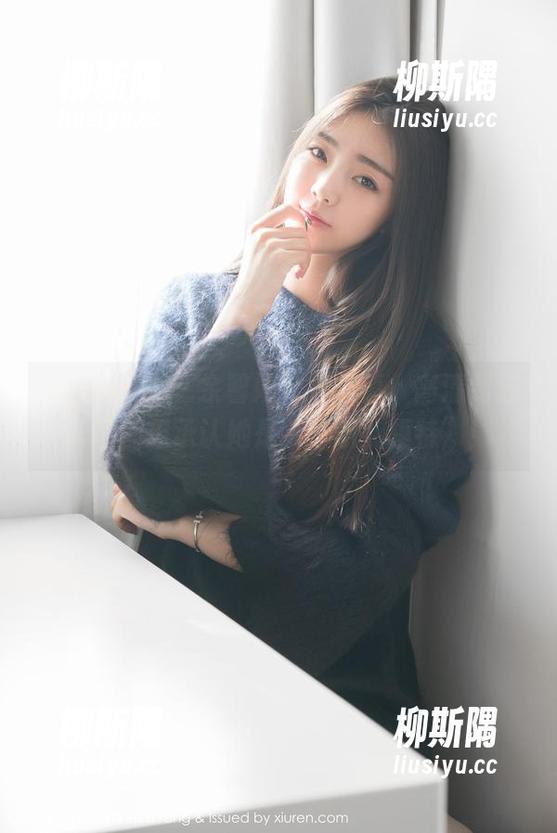 花漾show - 余馨妍户外写真，高清到连草地都想承认她是个“职业模特”！