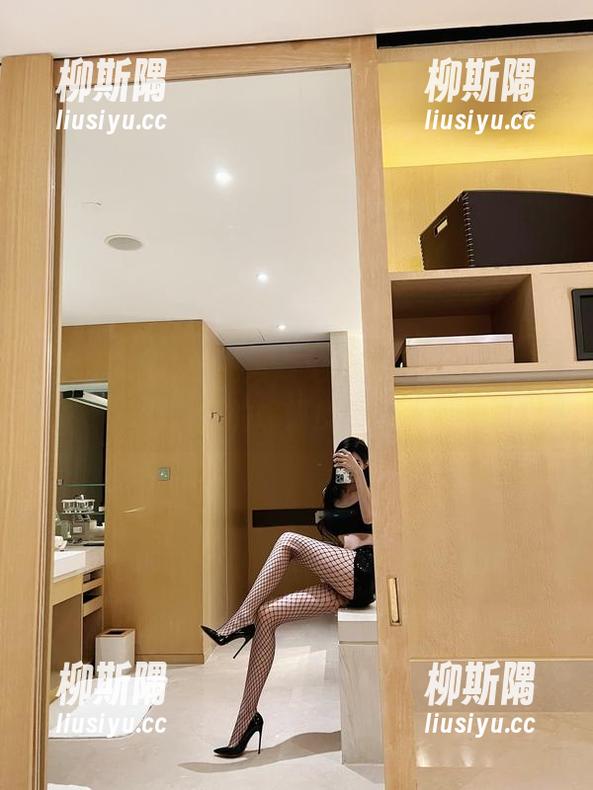 微密圈 - 私房视角，见证葛征和他那特别的蝙蝠皮服