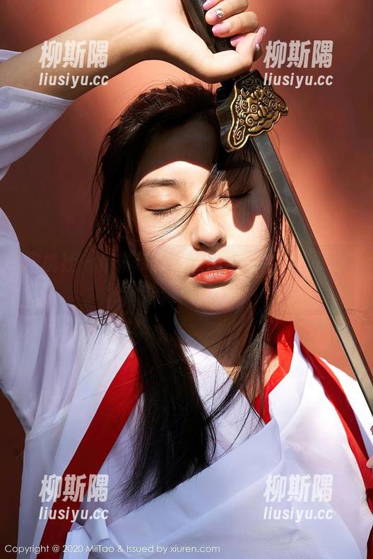 蜜桃社 - 伊琳带你踩进糟糕的牛圈，尽享写真乐趣