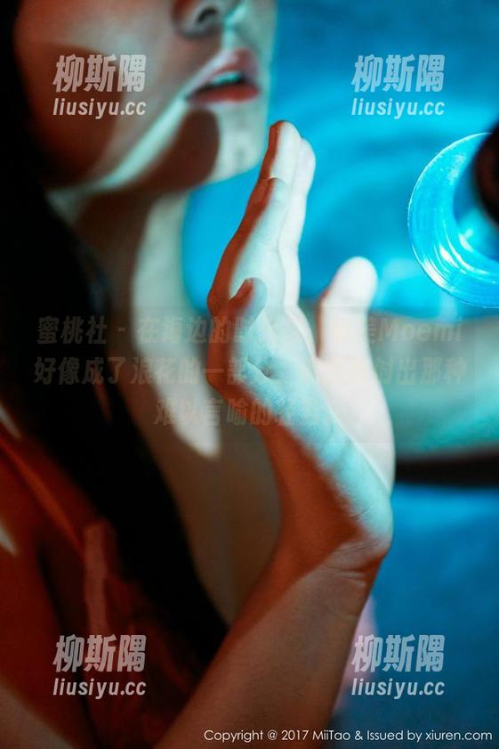 蜜桃社 - 在海边的时光里，萌美Moemi好像成了浪花的一部分，原图映射出那种难以言喻的轻盈。