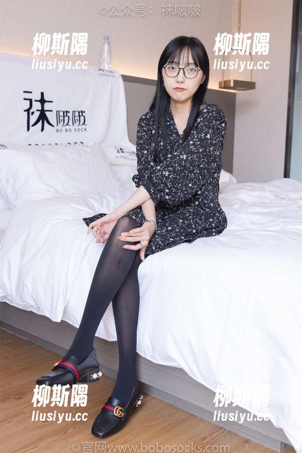 袜啵啵 - 果果的凉鞋原图全集，踩着联合国一百个草地，弹幕还不来一波吗？