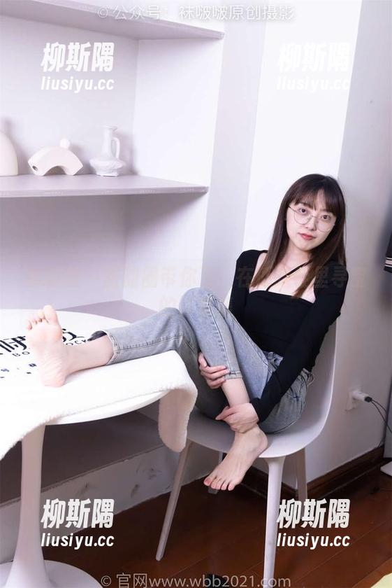 袜啵啵-甜甜圈 袜啵啵 - 甜甜圈带你飞:在低跟鞋里寻宝的写真集